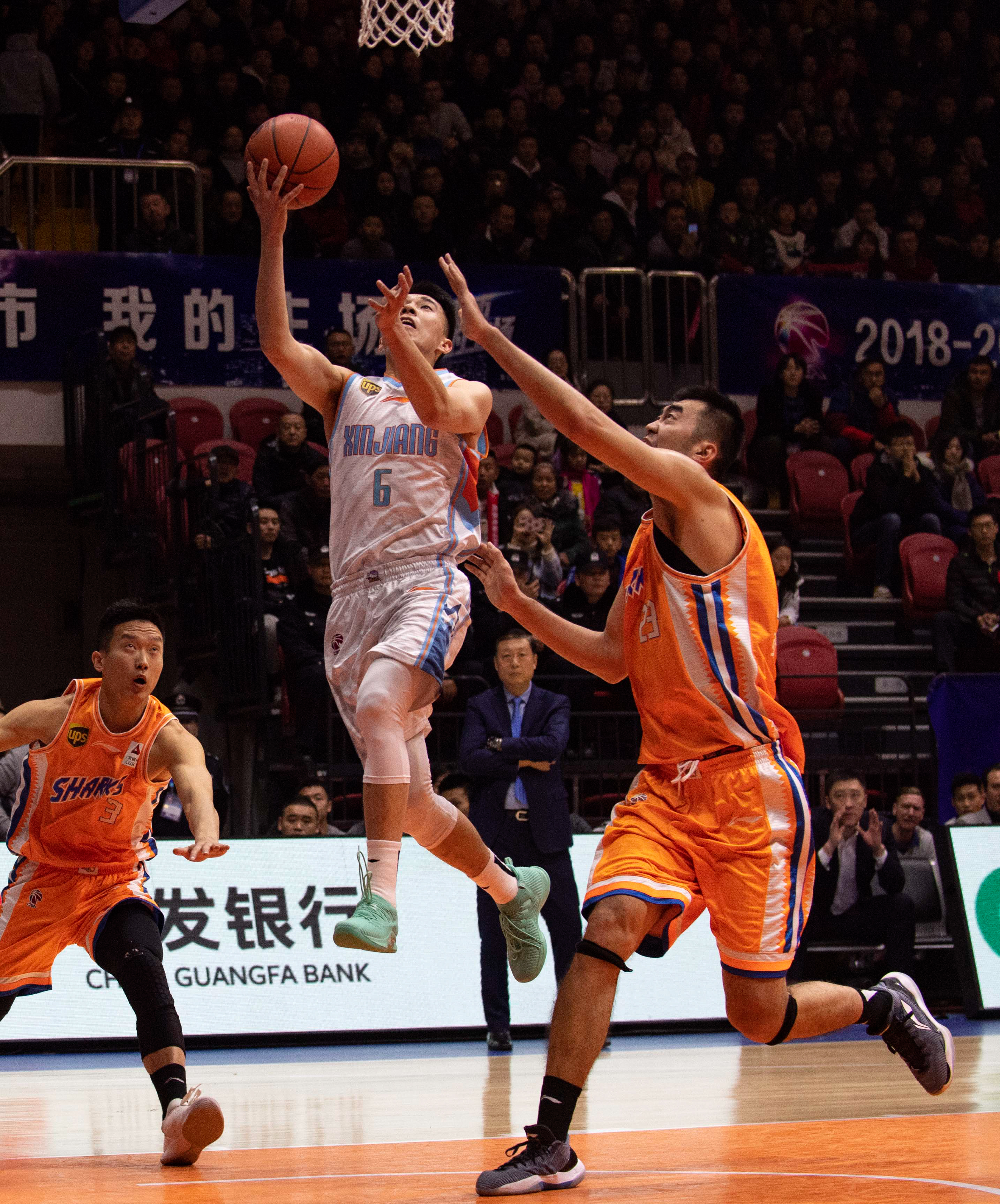 台上充斥對 台上充斥對